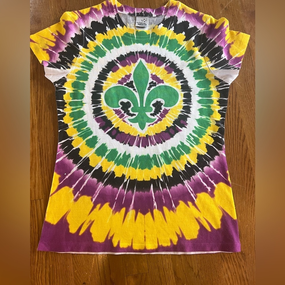 Mardi Gras Fleur de Lis ladies tee. Purple green and gold. Medium.Good condition